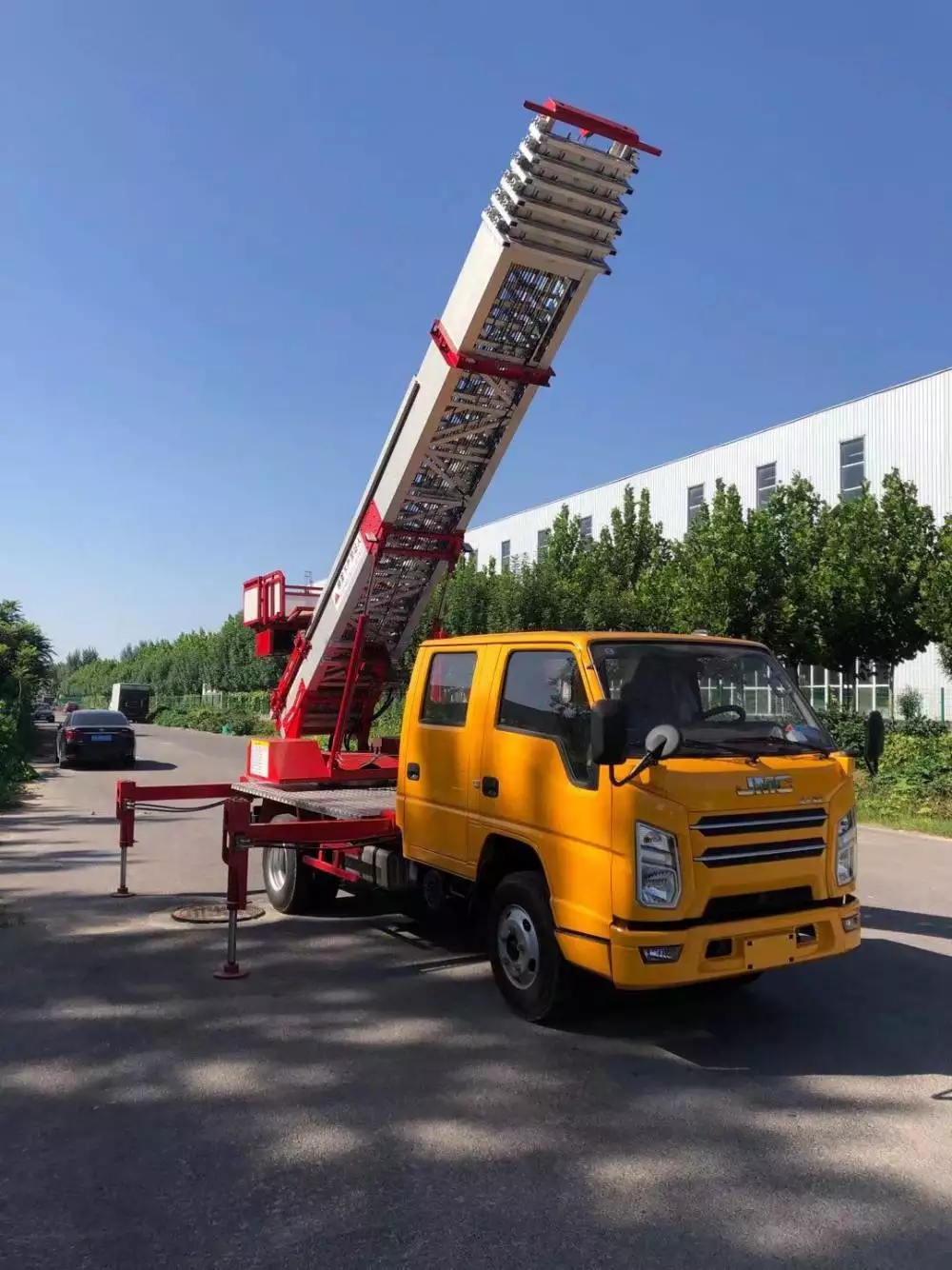 南京鼓楼附近的云梯车出租服务：轻松解决高空作业需求