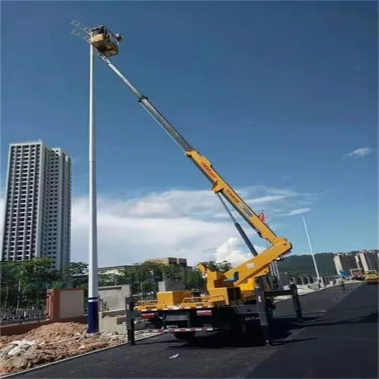 南京鼓楼维修路灯的曲臂升降车出租