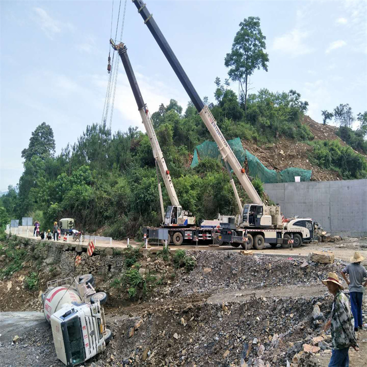 南京鼓楼汽车掉沟里叫吊车救援要多少钱
